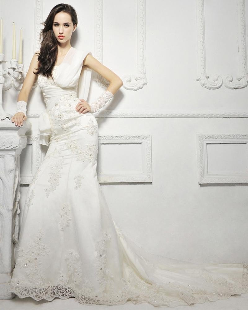 Elegant lace trailing fishtail bridal wedding dress