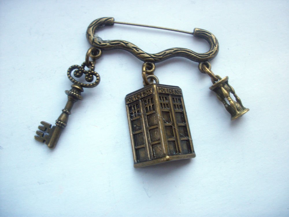 Dr Who Tardis Themed Antiqued Bronze Tone Brooch Pin