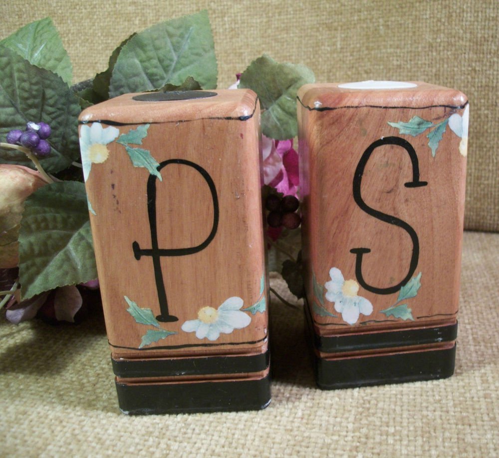 Salt and Pepper Shakers VTG 1950's Wood Block White Daisy Flowers Transferware