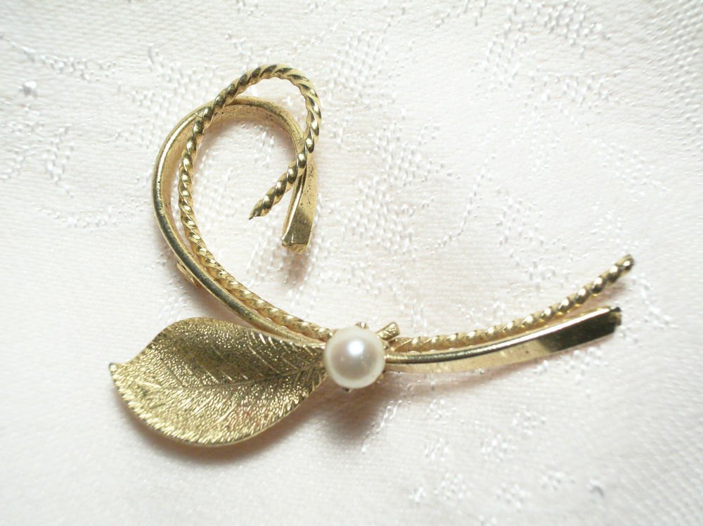 Vintage Gold Tone Metal Swirling Leaf Brooch Pin with Genuine 4mm Cultured Pearl