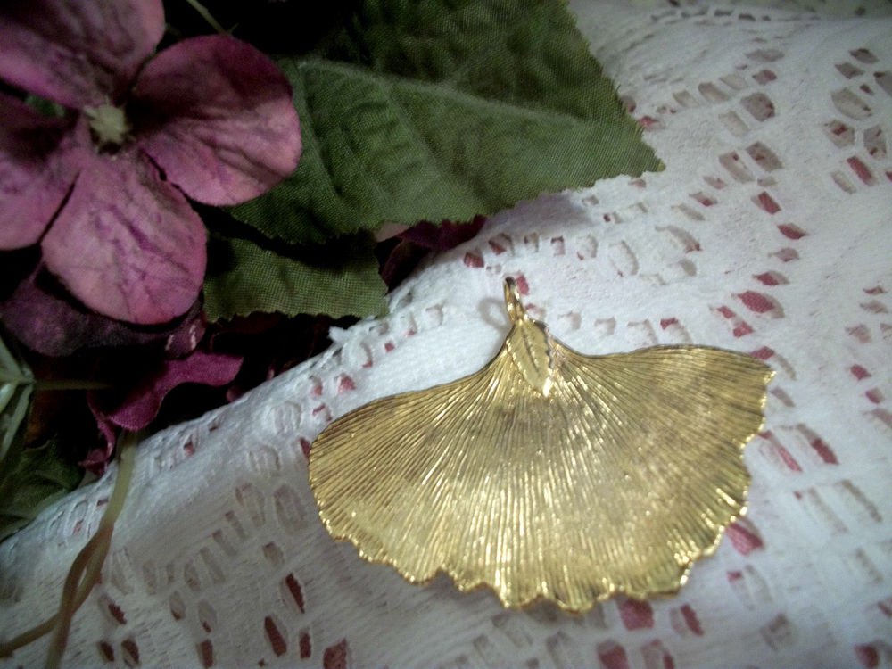 Leaf Pendant VTG 1980's Handcrafted Artisan Jewelry Shiny 22k Gold Plated