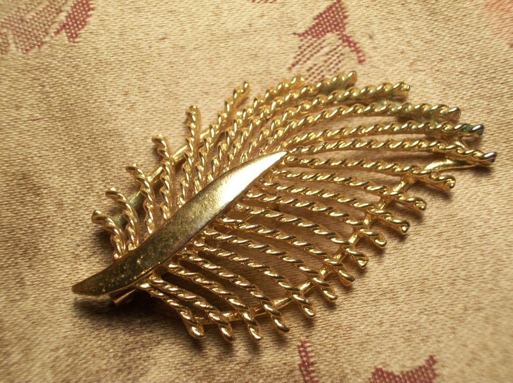 GERRY'S LEAF BROOCH Open Cut Twisted Rope Gold Metal Fashion Pin Vintage 1960's