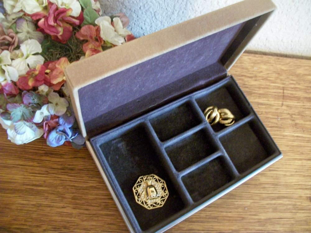 Jewelry Box Unisex VTG AVON Beige Flocked Compartment Storage Flip Top Case
