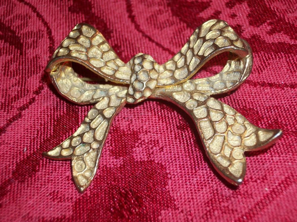 Bow Brooch Gold Vintage 1950s Pressed Metal Ribbon Bar Pin Costume Jewelry