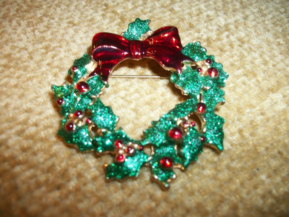 Vintage 1960's Christmas Wreath Brooch, Holiday Jewelry, Red Green Gold Pin