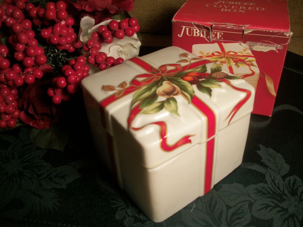 Porcelain Jewelry Trinket Keepsake Box Red Gold Elegant Regal Old World Vintage