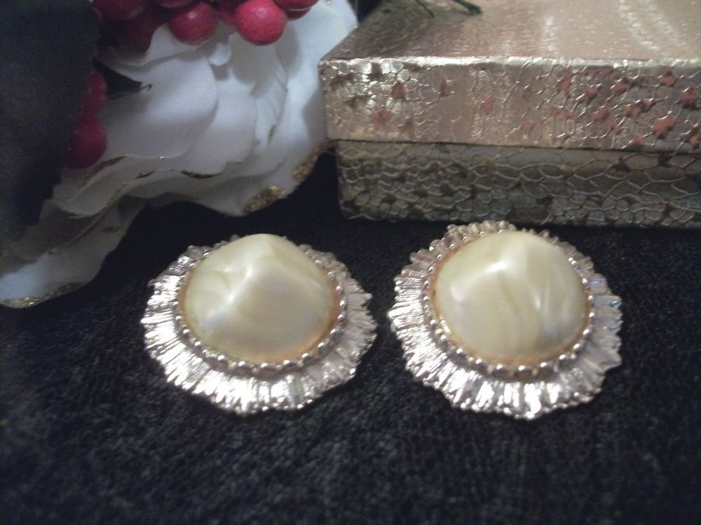 Big Gold Metal Sunburst Frame Yellow Clip On Earrings VTG 1960's Fashion Jewelry