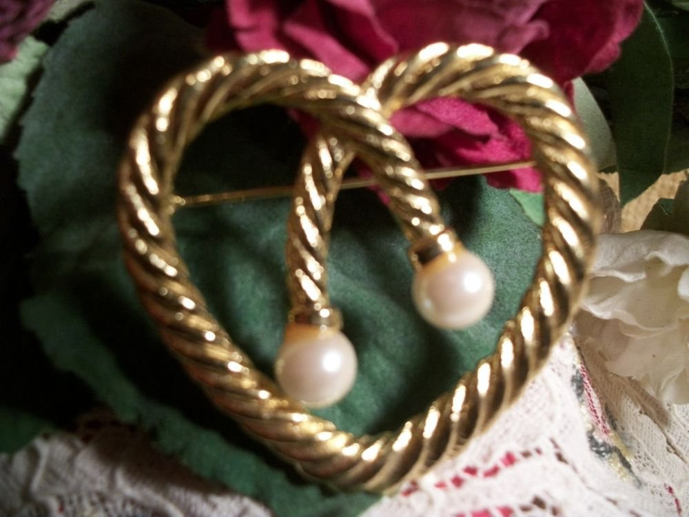 Heart Brooch Shiny Gold Tone Metal Twisted Rope White Bead VTG Fashion Jewelry