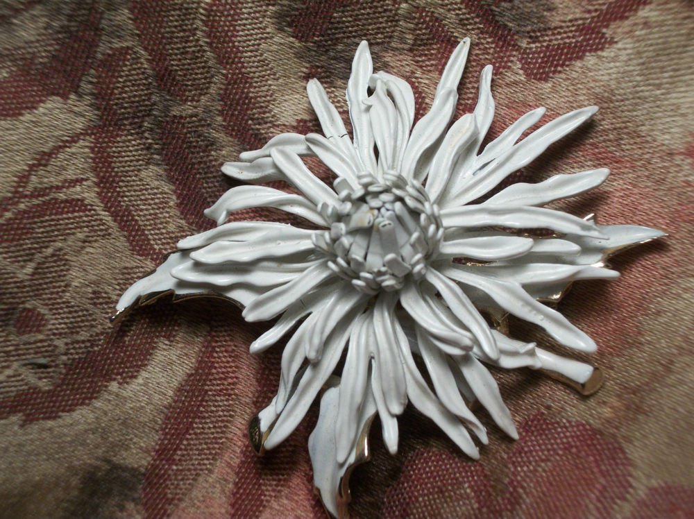 Brooch CORO Jewelry Chrysanthemum White Flower Enameled COROCRAFT VTG Pin