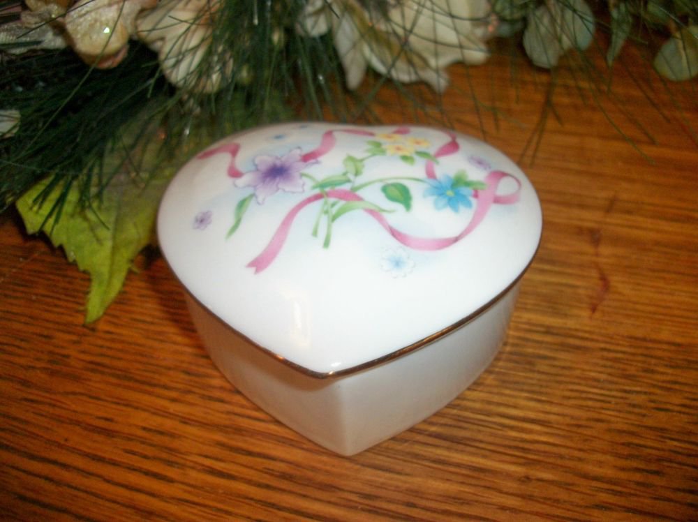 Trinket Dish Porcelain Heart Floral Covered Box Jewelry Ring Keeper VTG Giftware