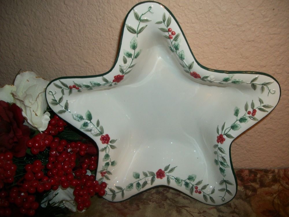 Pfaltzgraff Winterberry Christmas Serving Bowl White Ceramic Star Holly Dish