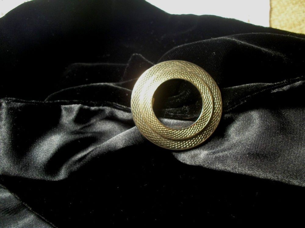 Double Infininty Circle Scarf Clip Holder Fastener Gold Metal Vintage Jewelry