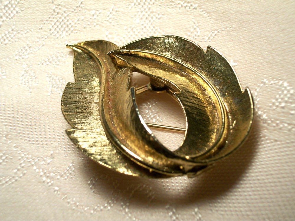 Brooch Gold Metal Circle of Leaves VTG Signed Jewelry Gerry's 1960's Coat Pin