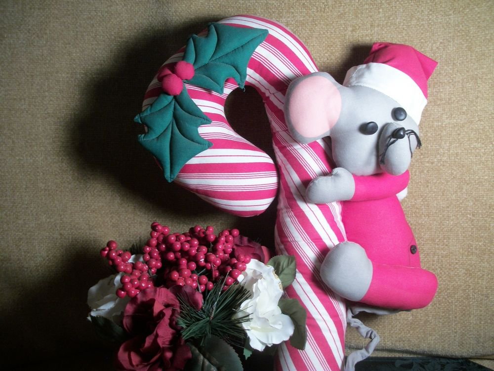 VTG Hand Crafted Soft Sculpture Grey Mouse and Candy Cane Christmas Wall Hanging