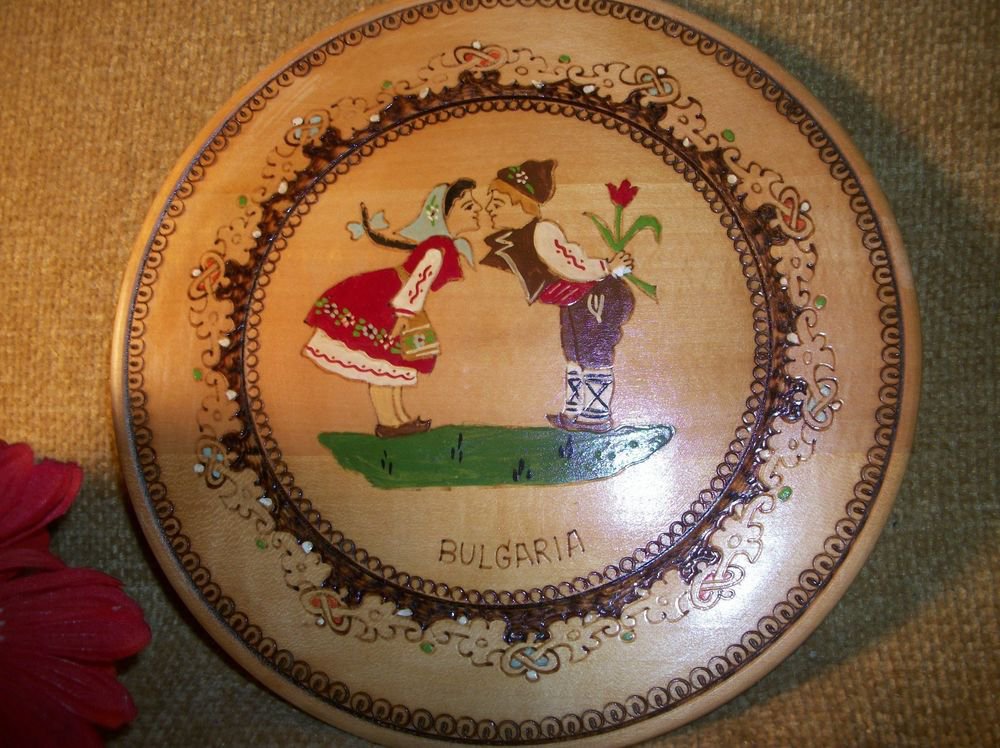 Bulgaria Kissing Couple Wall Decor Pyrography Engraved Turned Plate Hand Painted