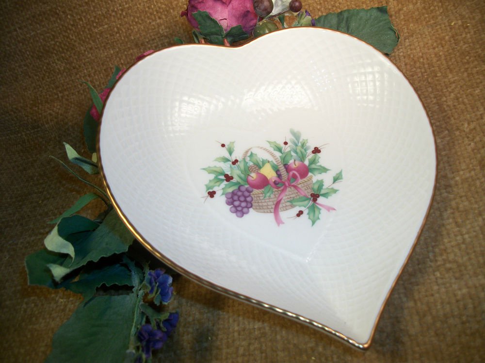 Mikasa Ivory Bone China Heart Serving Dish VTG Berry Bowl Basket Fruit Apple