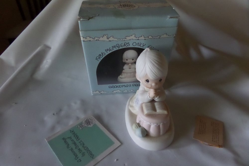 Precious Moments 1986 Members only Figurine Grandma's Prayer PM-861