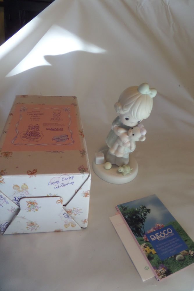 Precious Moments 1993 Members Only Figurine Loving, Caring and Sharing PM932