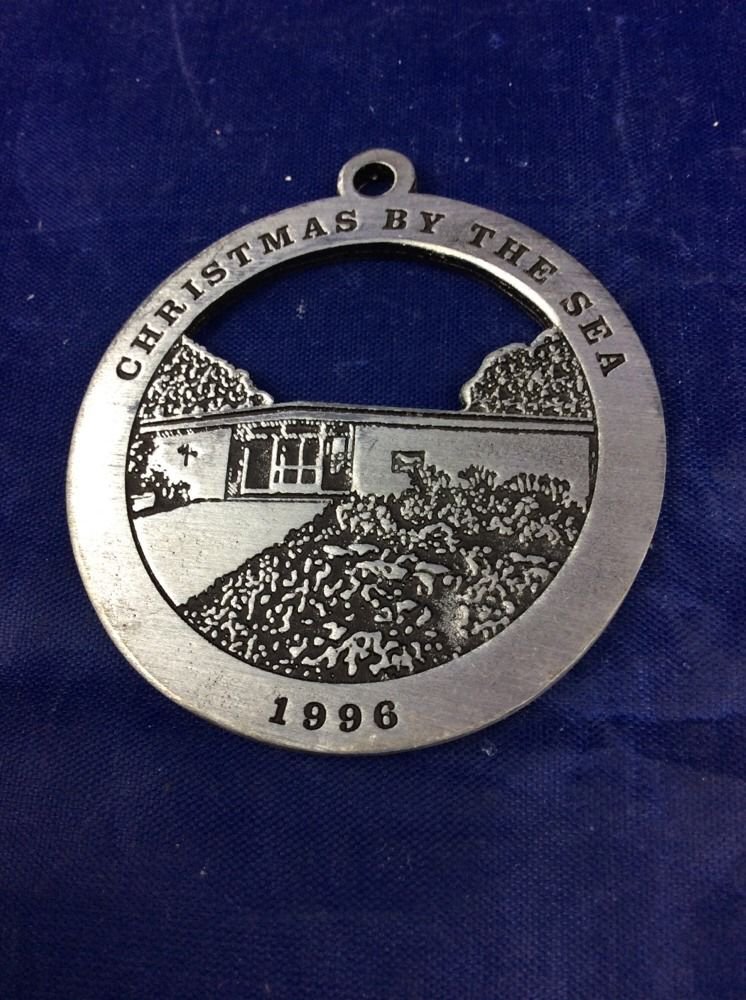 1996 Ogunquit Maine Christmas ornament featuringOgunquit Museum of American Art