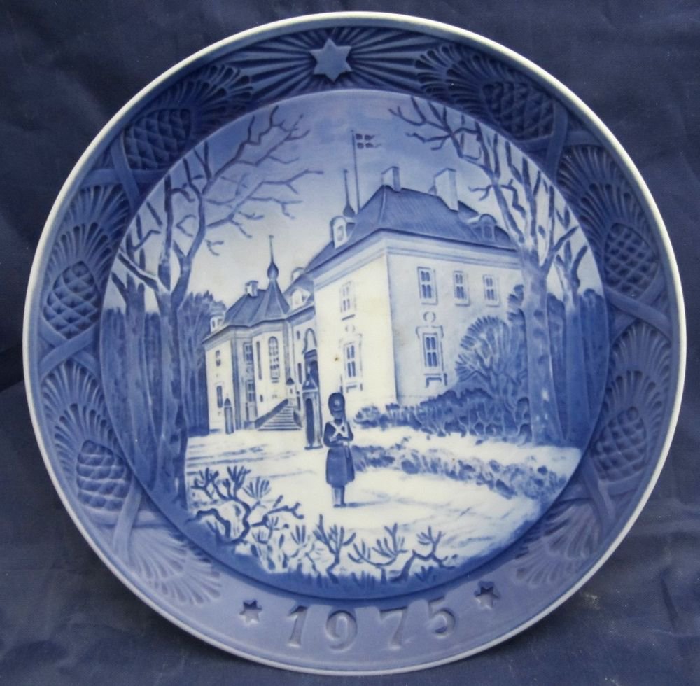 Royal Copenhagen Denmark Plate 1975 Queens Christmas Residence Marselisborg Slot