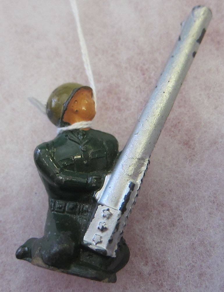 B258b Barclay Toy Soldier~soldier anti aircraft gunner~green uniform~B 258