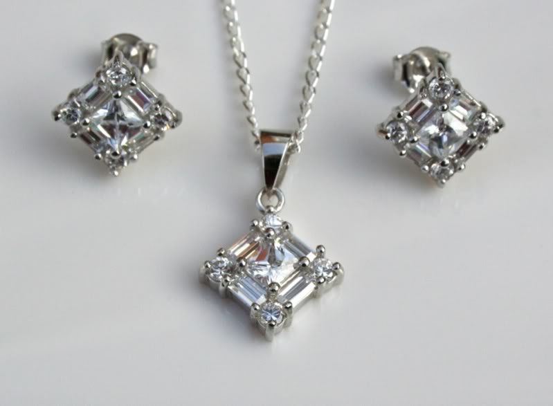 GORGEOUS STERLING SILVER CZ EARRINGS & PENDANT SETÂ