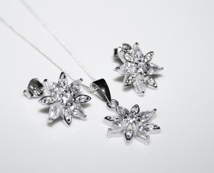 GORGEOUS STERLING SILVER CZ FLOWER EARRINGS & PENDANT SETÂ
