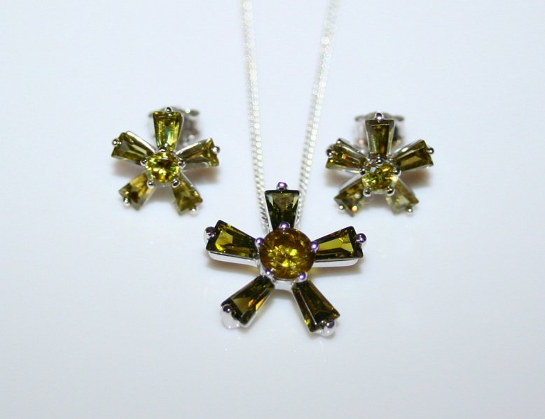 PRETTY STERLING SILVER OLIVINE CZ FLOWER EARRING & PENDANT SETÂ