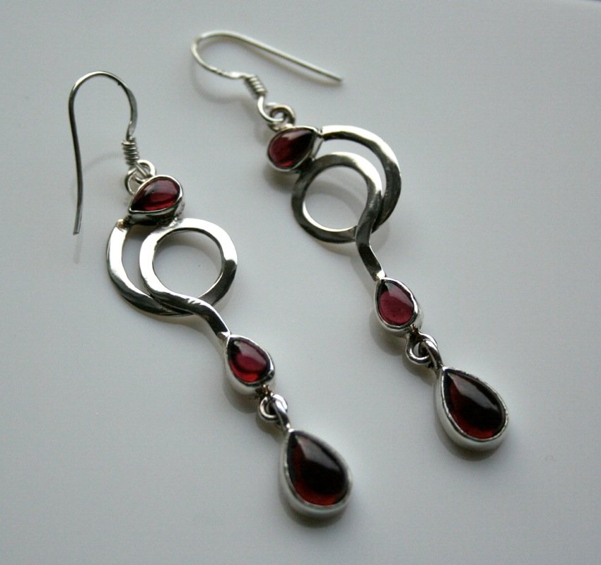 HANDCRAFTED ART DECO STYLE STERLING SILVER AND CABACHON GARNET DROP EARRINGS