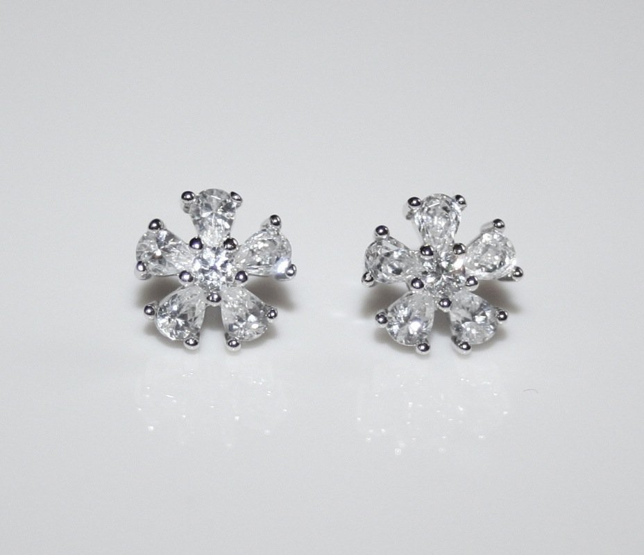 PRETTY 10MM STERLING SILVER PEAR CUT FLOWER CLUSTER CZ STUD EARRINGS
