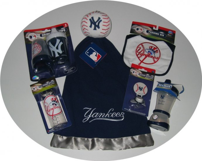 New York Yankees 6pc. Baby Gift Assortment SnuggleBall Blanket Bib