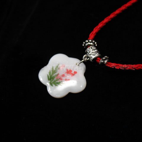 PBK-1004 Shell Pendant With A 18-1/2" Leather Chain