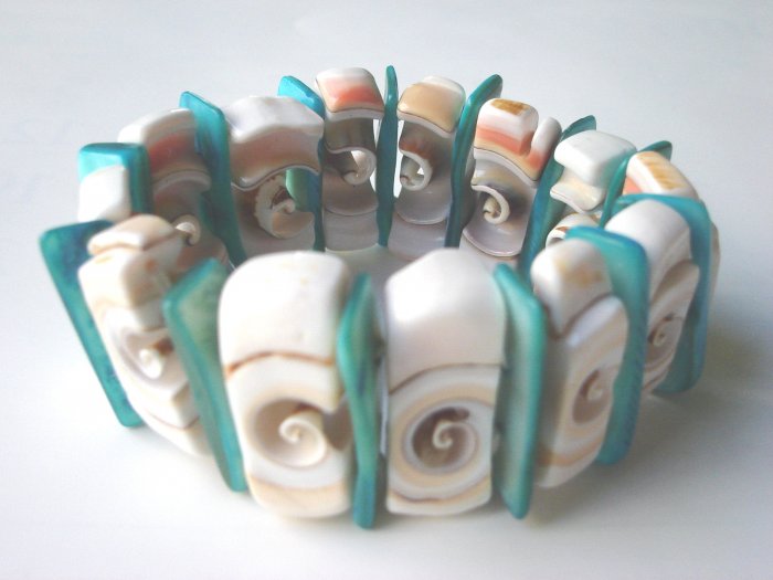 BCQ-9001 Natural Shell Bracelet