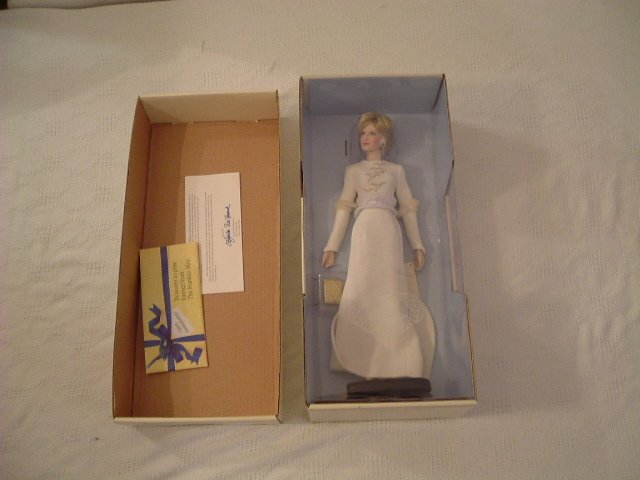 Diana Queen of Fashion Porcelaine Portrait Doll