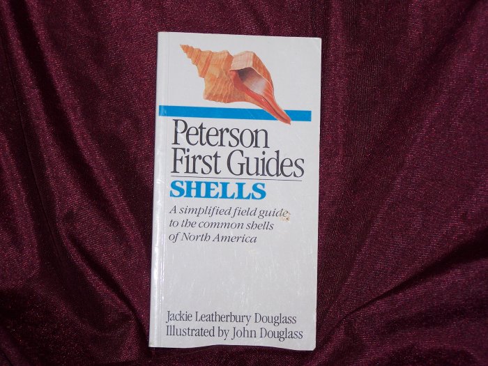 Peterson First Guides: Shells: Common Shells of North America by Jackie and John Douglass