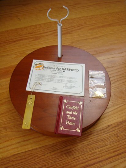 Original Bedtime for Garfield Doll Stand and Accessories