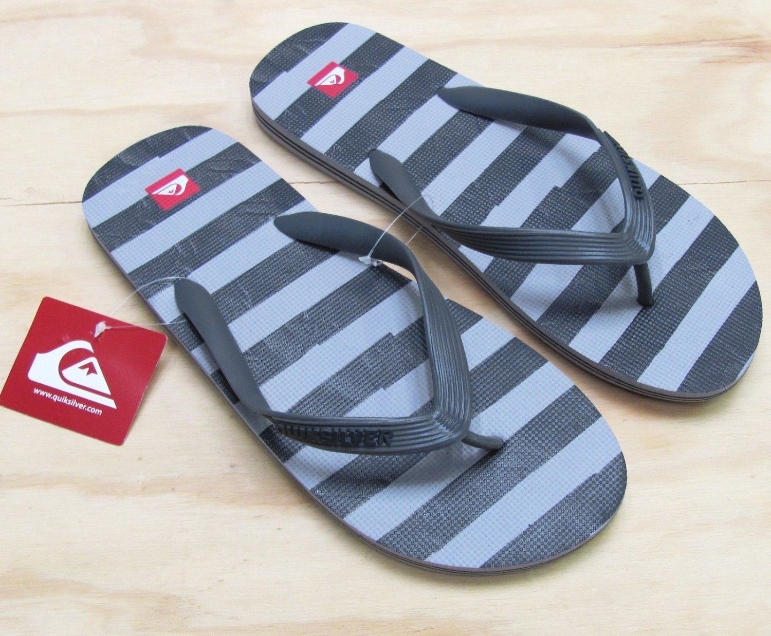 Quiksilver Mens size 7 Molokai Art Series Flip Flops Gray and Black Stripe Sandals