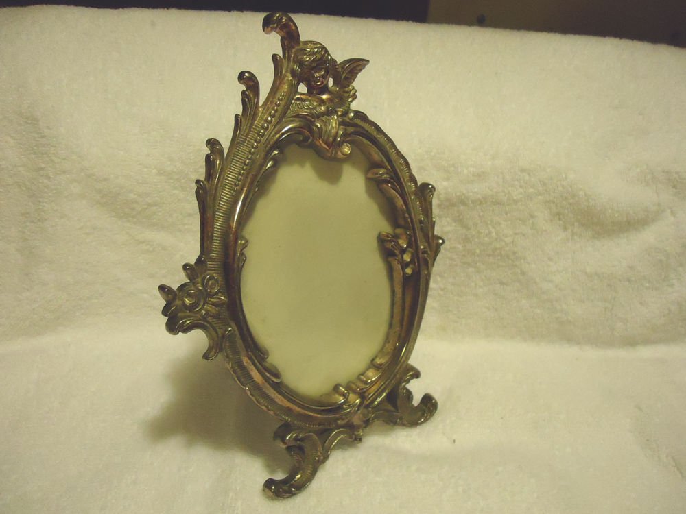 NICE OVAL METALLIC PICTURE FRAME....HEAVY....FRAME SIZE IS 8" X 5 1/2"