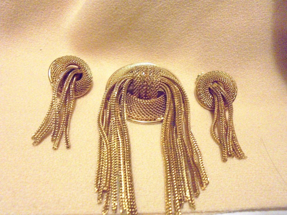 VINTAGE BROOCH/PIN/CLIP EARRINGS (3 PC SET)..GOLDTONE MESH...UNIQUE..ESTATE SALE