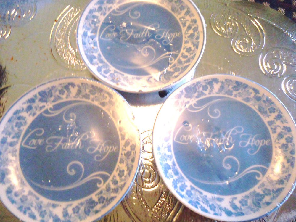 SET OF 3 BLUE/WHITE FIVE INCH LOVE, FAITH & HOPE PORCELAIN PLATES WITH STANDS