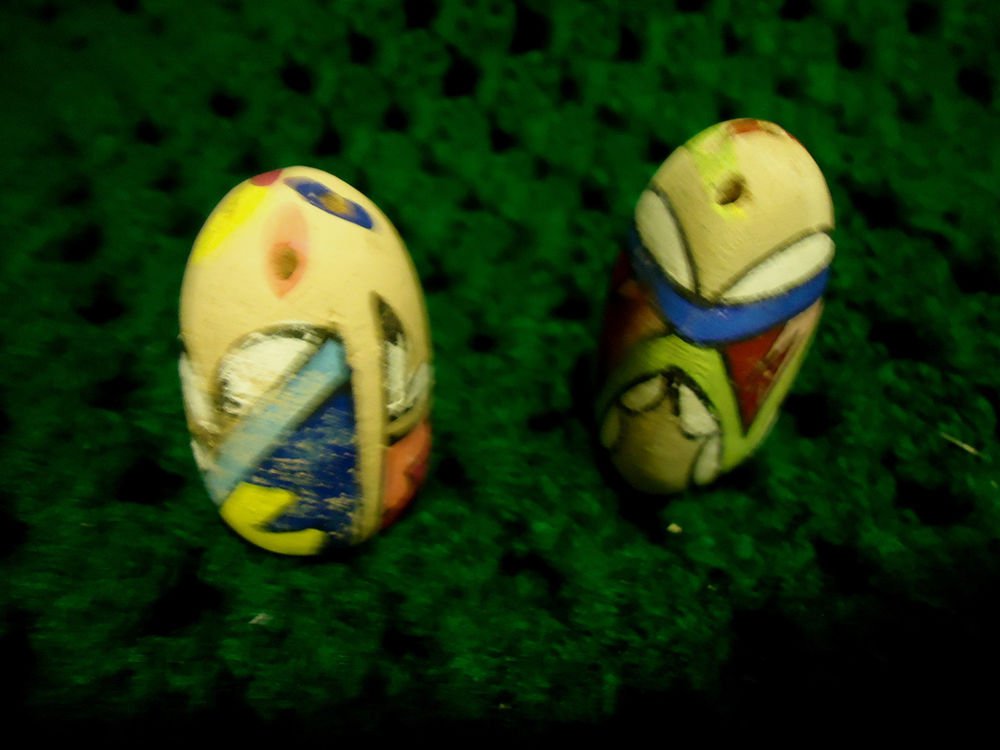 HANDPAINTED CERAMIC UNIQUE DESIGN SALT & PEPPER SHAKERS..1 1/2" TALL...SMALL