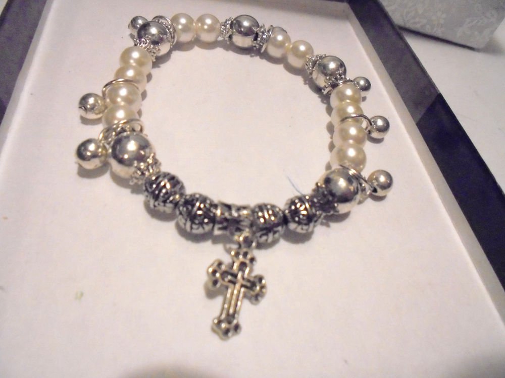 LADIES/GIRLS EXPANDABLE PEARL & SILVER COMFORT CROSS BRACELET...PRETTY