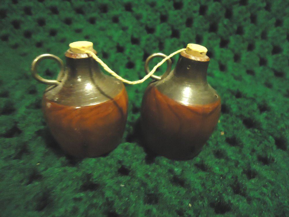 LITTLE CEDAR JUGS SALT & PEPPER SHAKERS FROM LINCOLN'S BIRTHPLACE..KY..2" TALL
