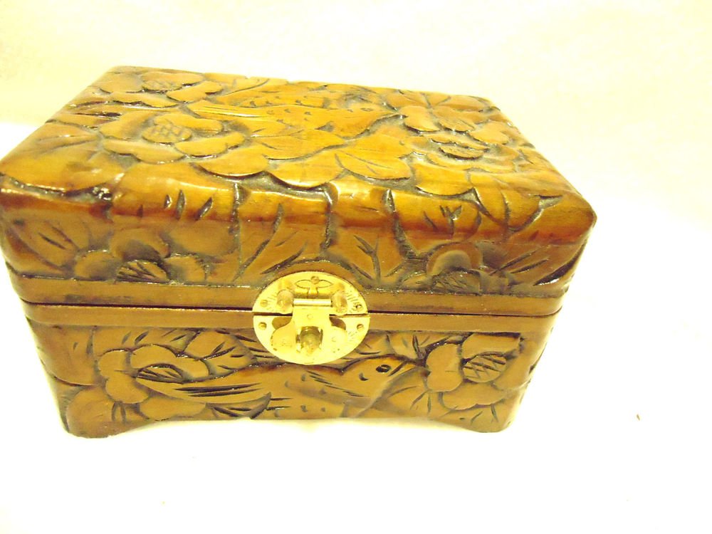 VINTAGE SMALL WOODEN HAND CARVED TRINKET/JEWELRY BOX..BIRDS/FLOWERS...NICE