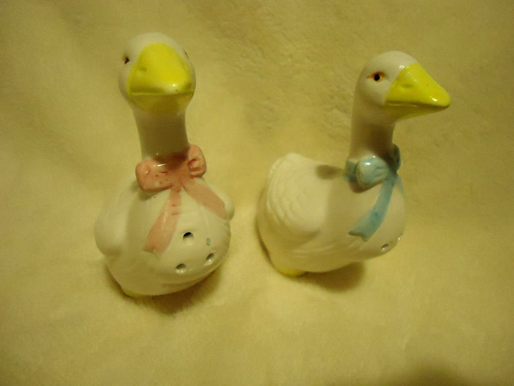 VINTAGE GOOSE WITH BLUE/PINK RIBBONS SALT & PEPPER SHAKERS..CERAMIC..