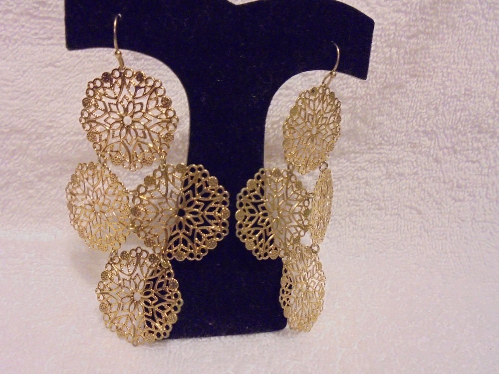 LIGHTWEIGHTLADIES GOLD SNOWFLAKE STYLE HANGING 3" EARRINGS...SO COMFORTABLE