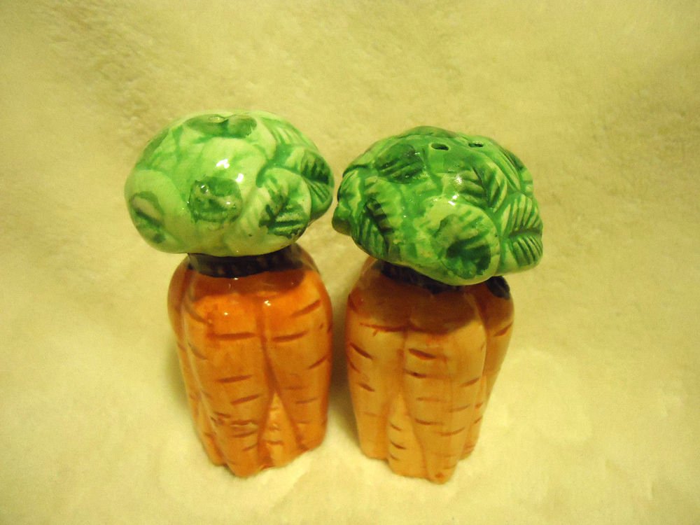 VINTAGE CARROT SHAPED SALT & PEPPER SHAKERS.......