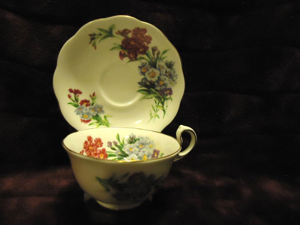 VINTAGE ROYAL STANDARD "PRINCESS LOUISE" FINE BONE CHINA CUP & SAUCER WITH STAND