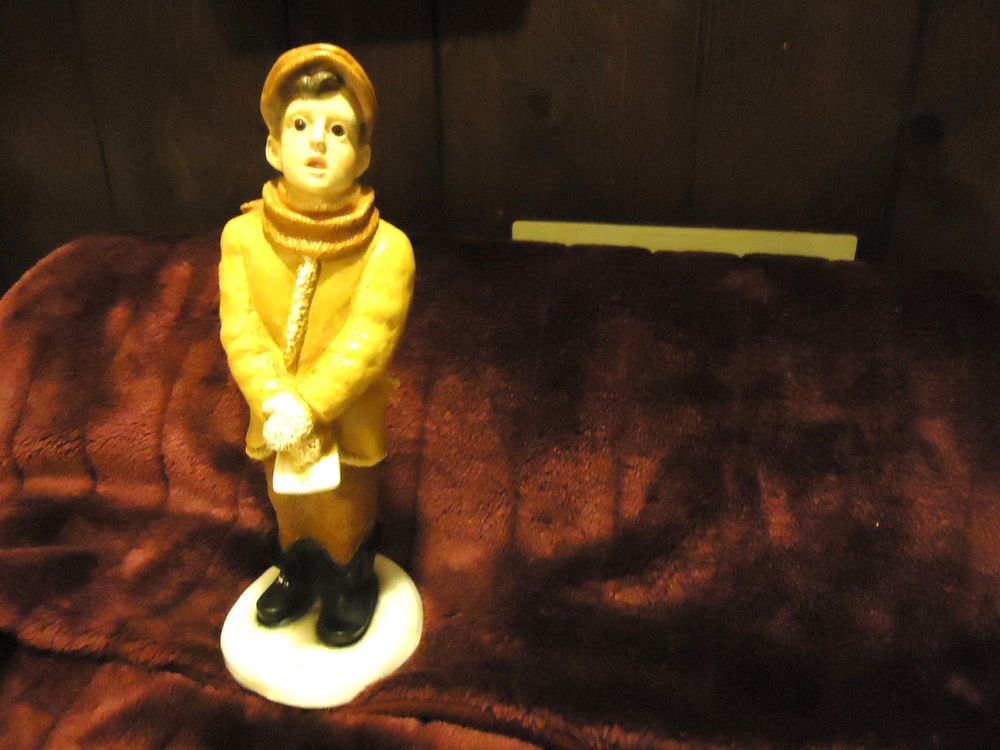UNIVERSAL STATUARY CORP 1988 BOY CHRISTMAS CAROLER- #889..MADE IN USA...