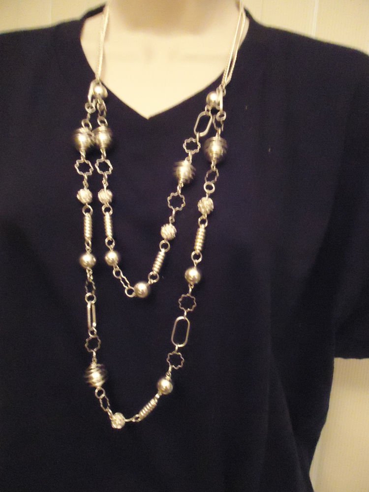 BRIGHT/SHINEY/DIFFERENT ACCENTS SILVERTONE NECKLACE..LIGHTWEIGHT
